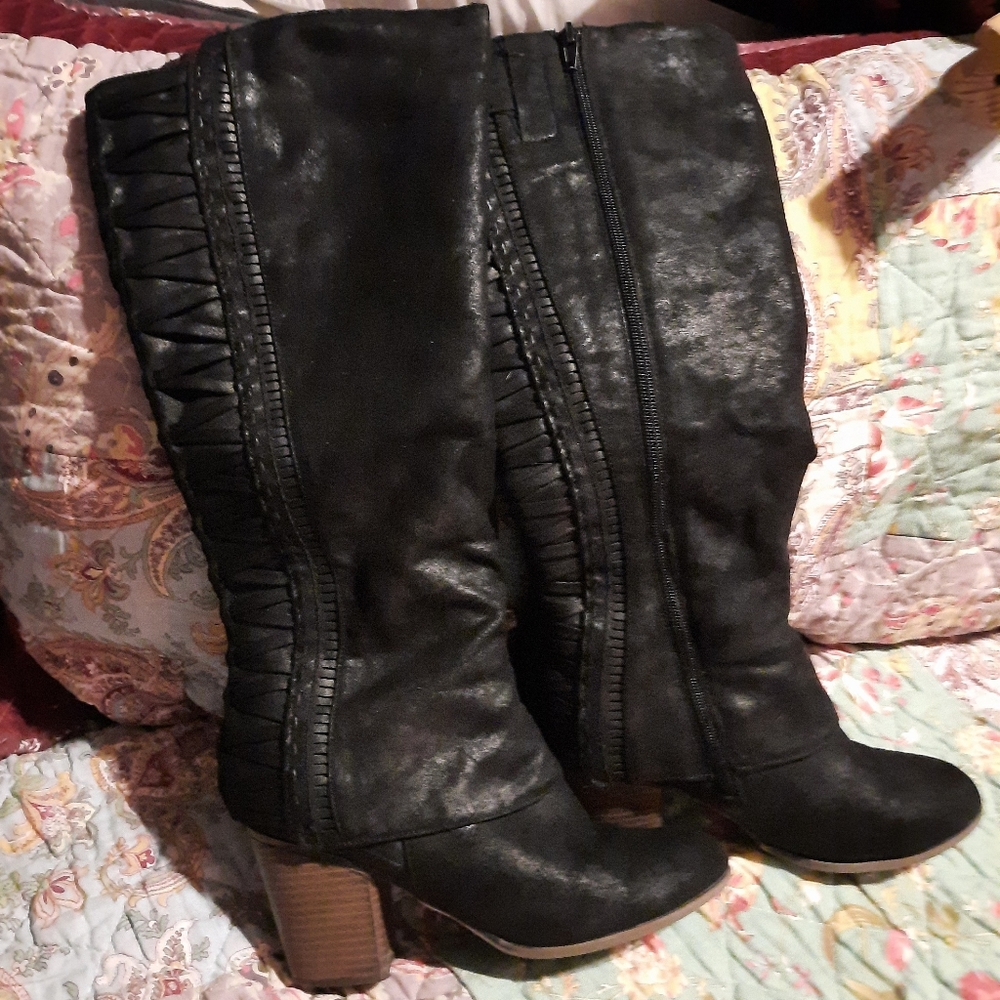 Fergalicious  Size 8 Black Mid Heel Boots